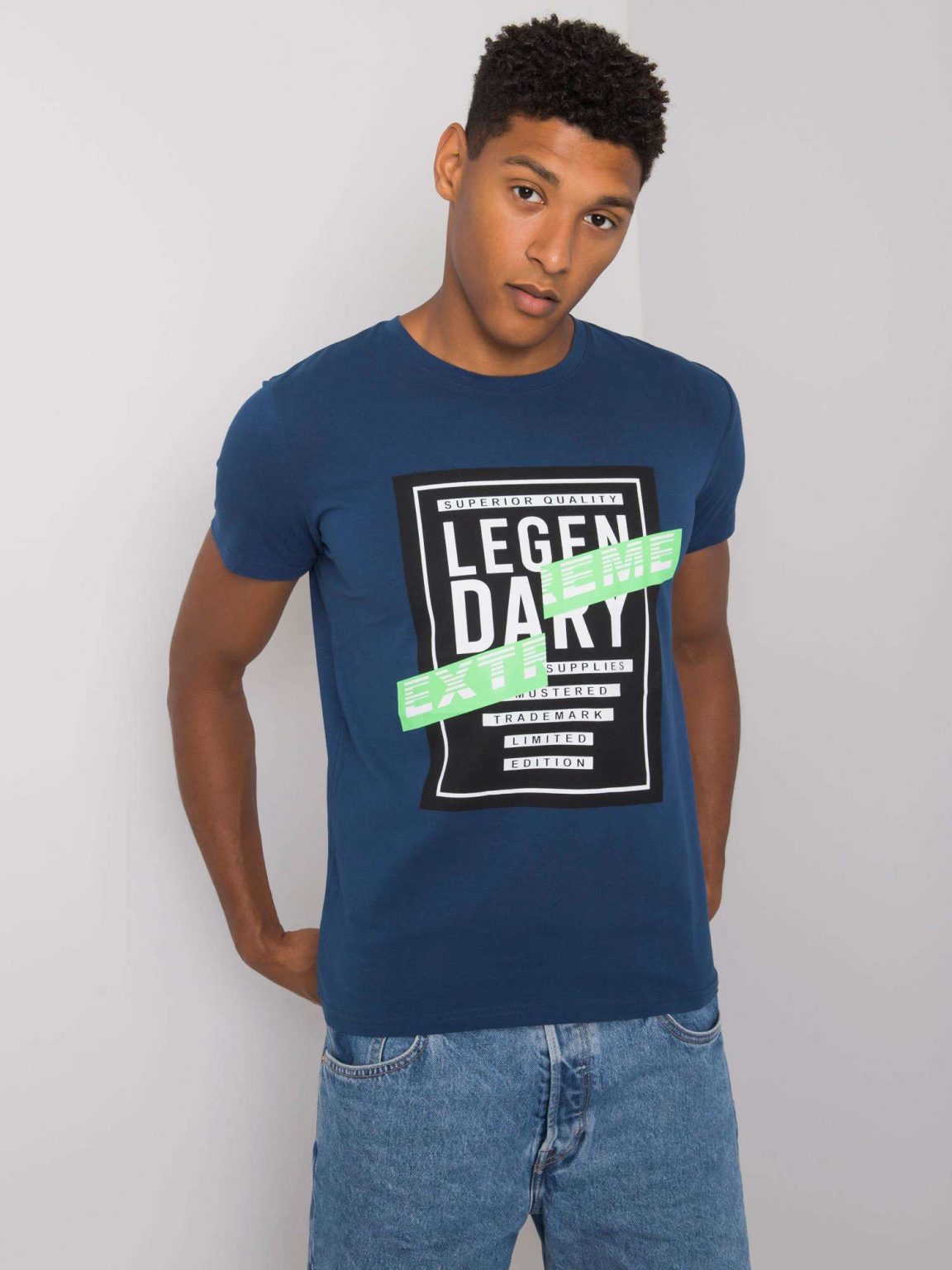 Jasnogranatowy męski t-shirt z printem Merrick
