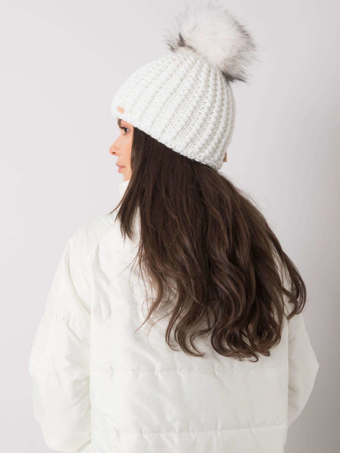 Biała damska czapka zimowa