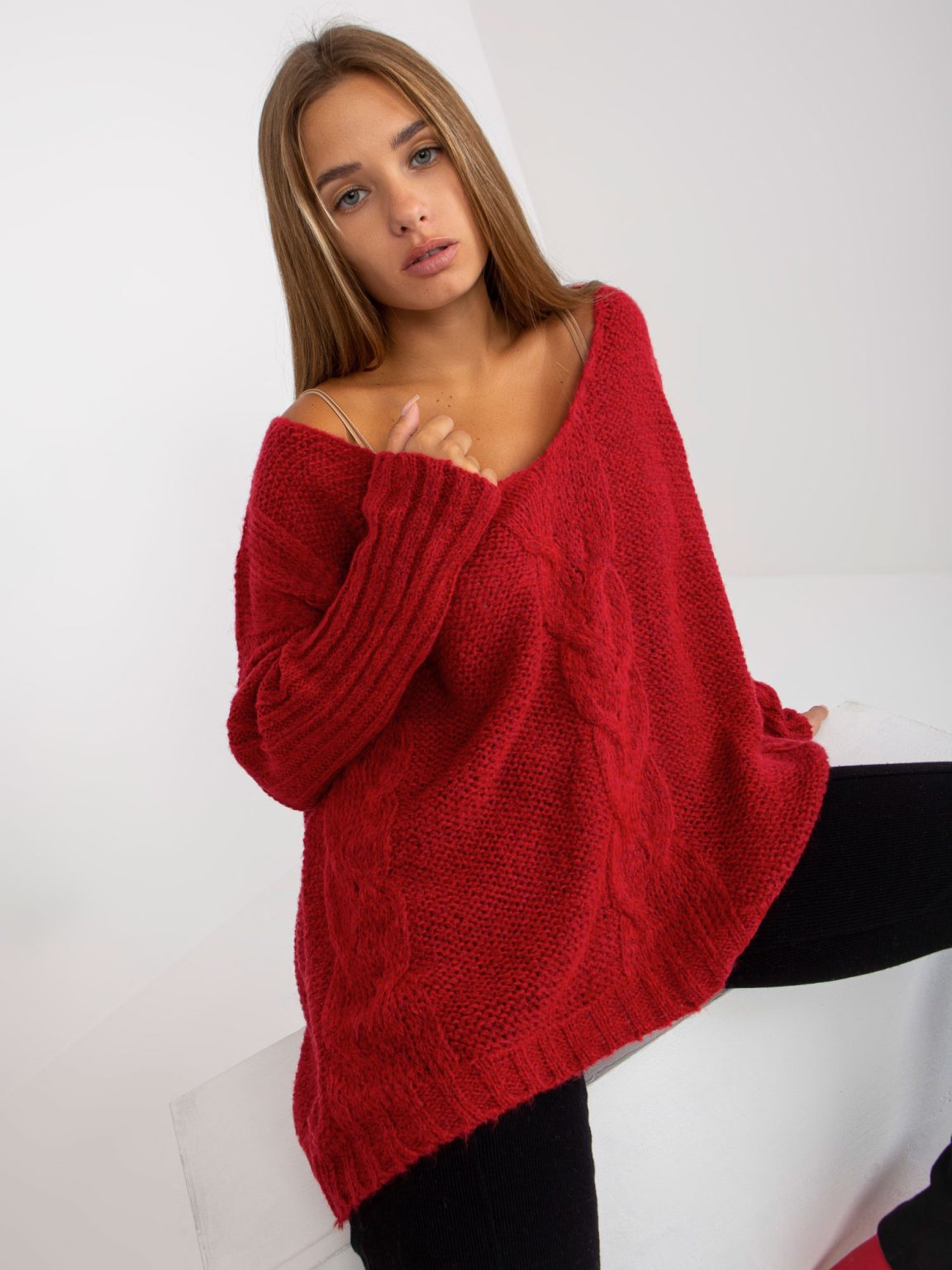 Hurtownia Czerwony sweter z warkoczami o kroju oversize OCH BELLA