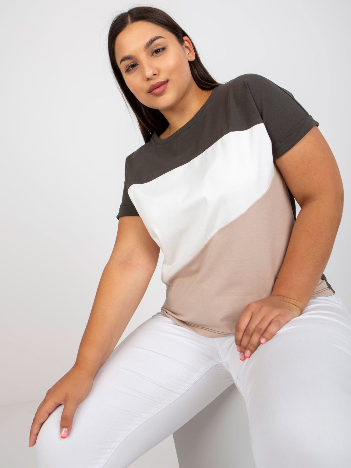 Hurtownia Khaki-beżowy klasyczny t-shirt plus size z bawełny