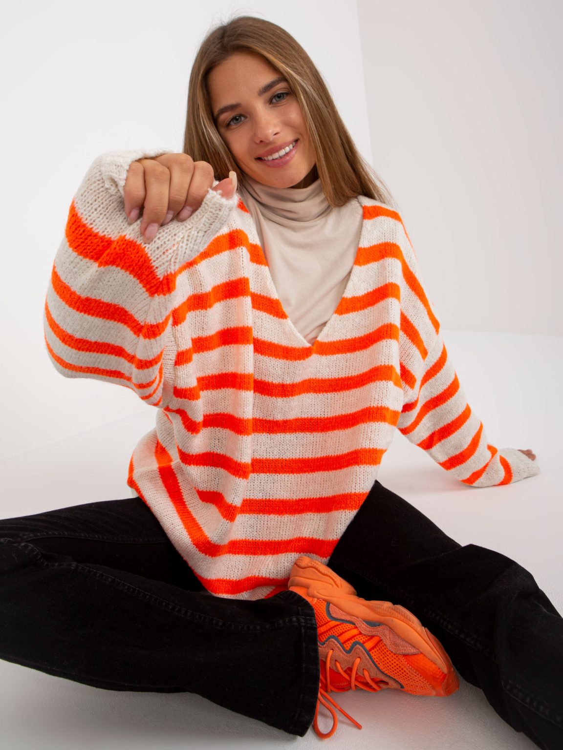 Hurtownia Biało-pomarańczowy sweter oversize w paski OCH BELLA