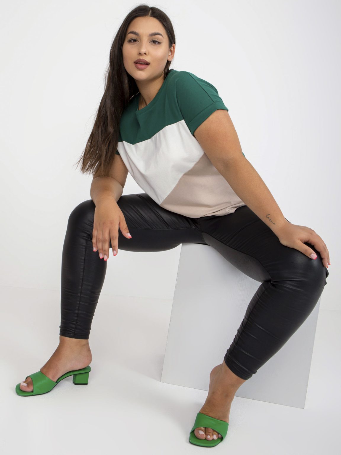 Hurtownia Zielono-beżowy t-shirt plus size z bawełny