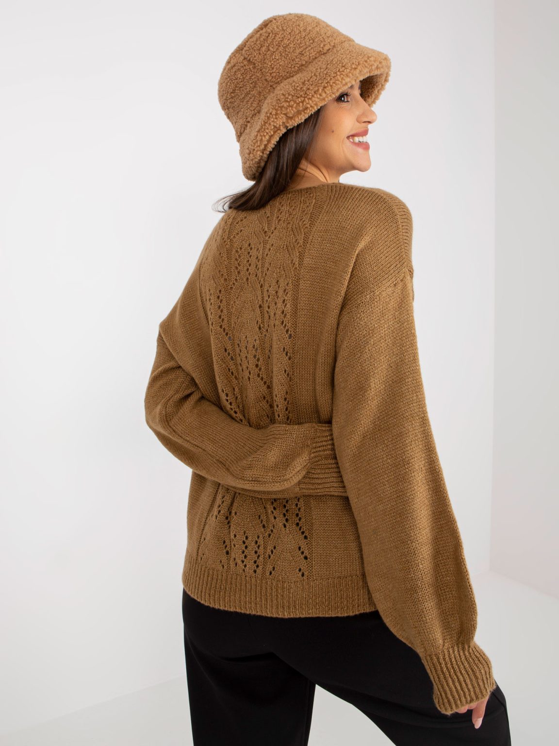 Hurtownia Camelowy cienki sweter klasyczny z ażurowymi plecami OCH BELLA