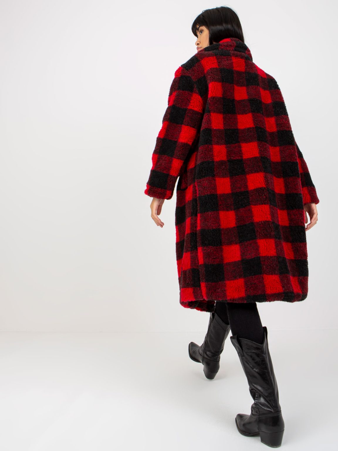Hurtownia Czarno-czerwony damski płaszcz futrzany w kratę