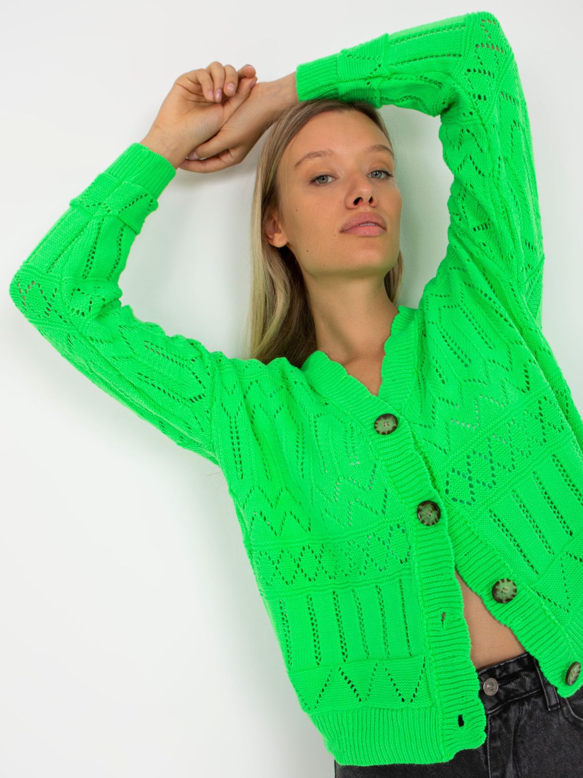 Hurtownia Fluo zielony rozpinany sweter letni w ażurowy wzór RUE PARIS