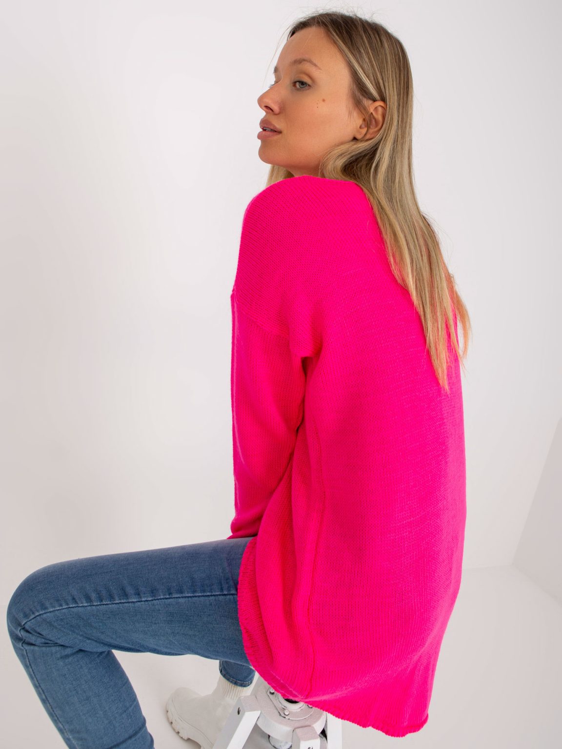 Hurtownia Fluo różowy sweter oversize z dłuższym tyłem OCH BELLA