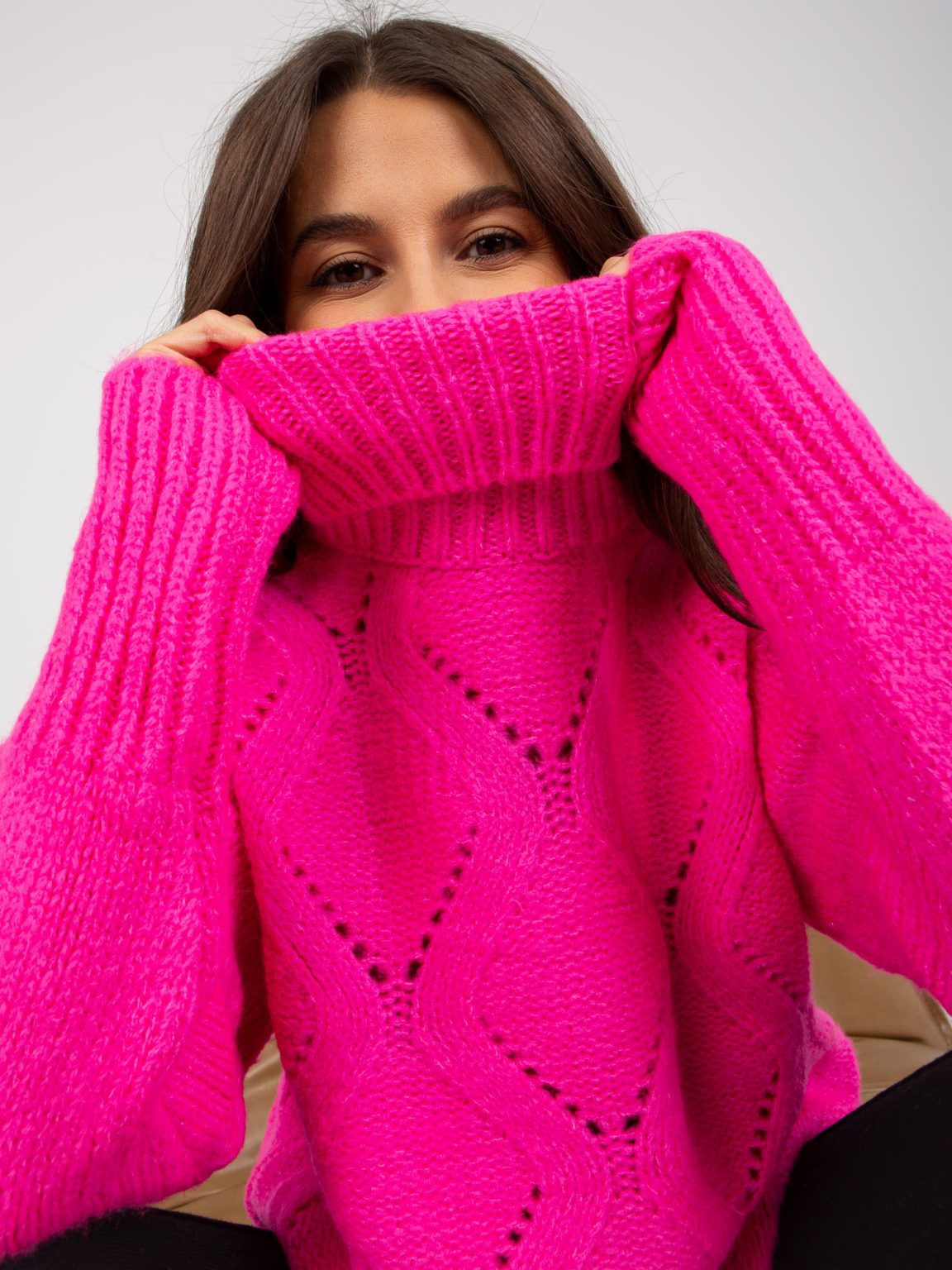 Hurtownia Fluo różowy luźny sweter z golfem w ażurowy wzór RUE PARIS