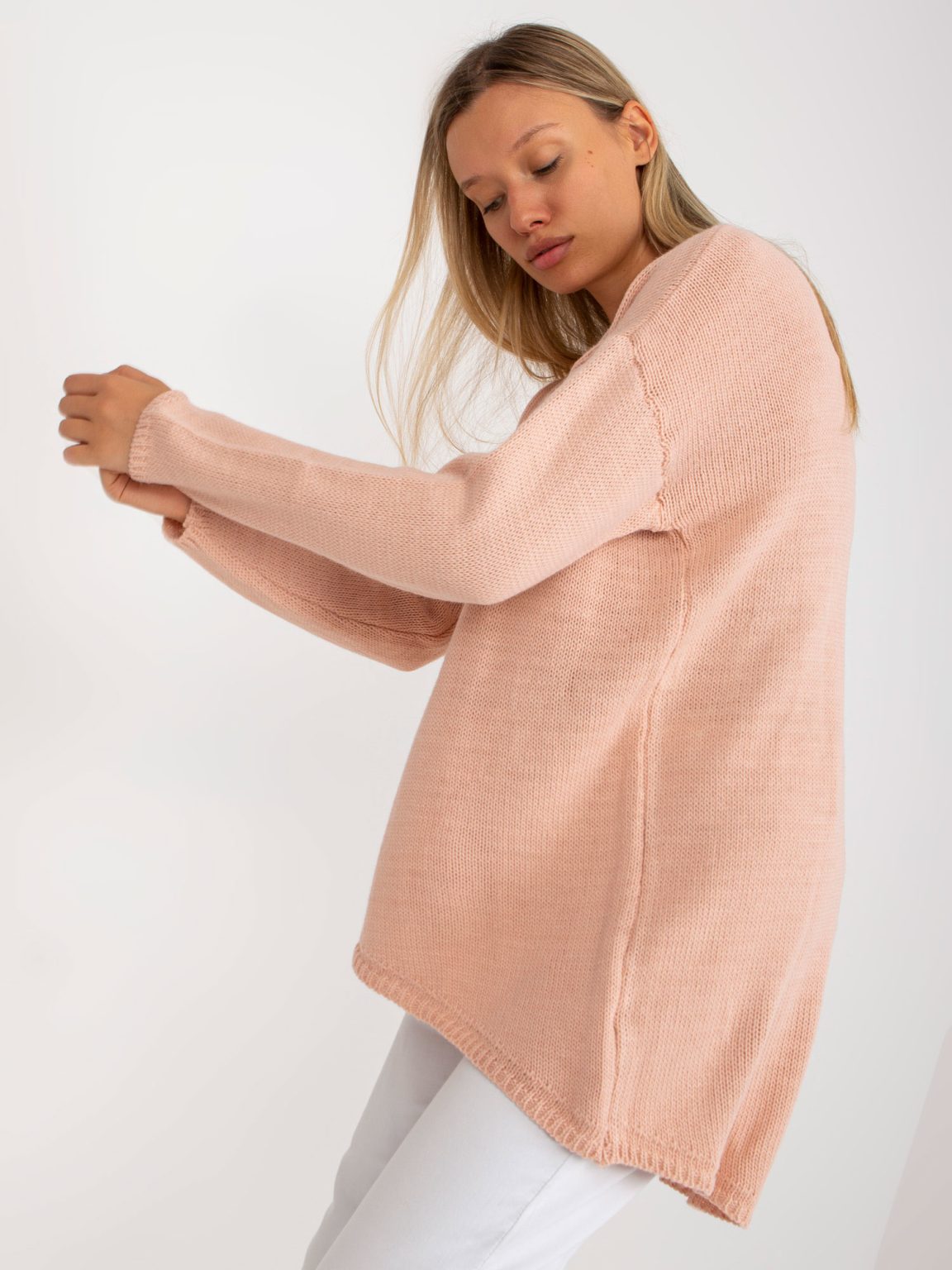 Hurtownia Brudnoróżowy sweter oversize o asymetrycznym kroju OCH BELLA