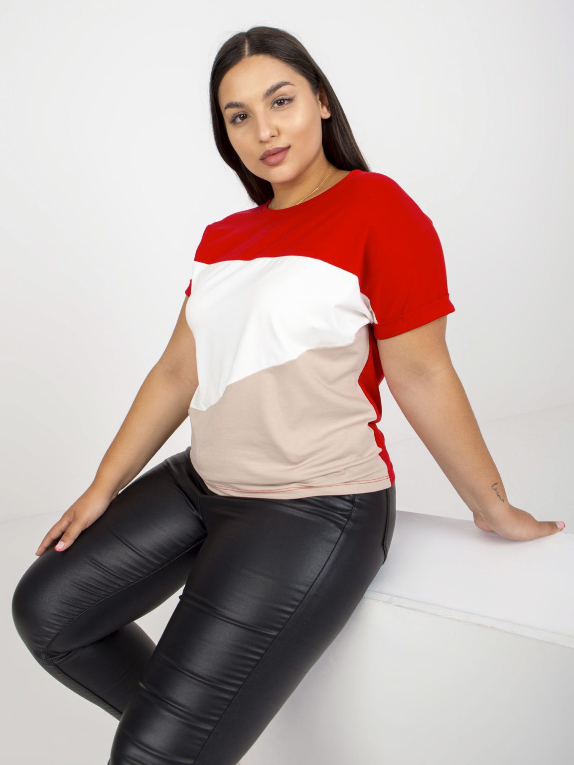 Hurtownia Czerwono-beżowy t-shirt plus size z okrągłym dekoltem