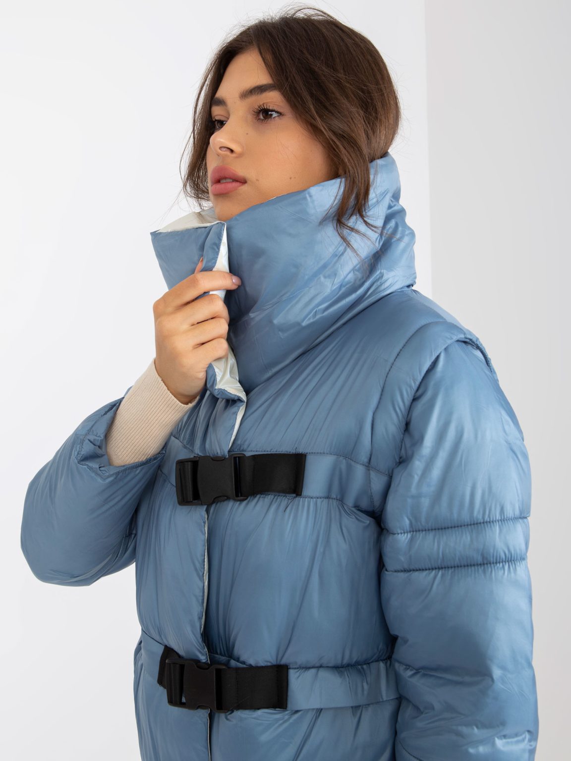 Hurtownia Niebiesko-biała długa kurtka zimowa z odpinanymi rękawami