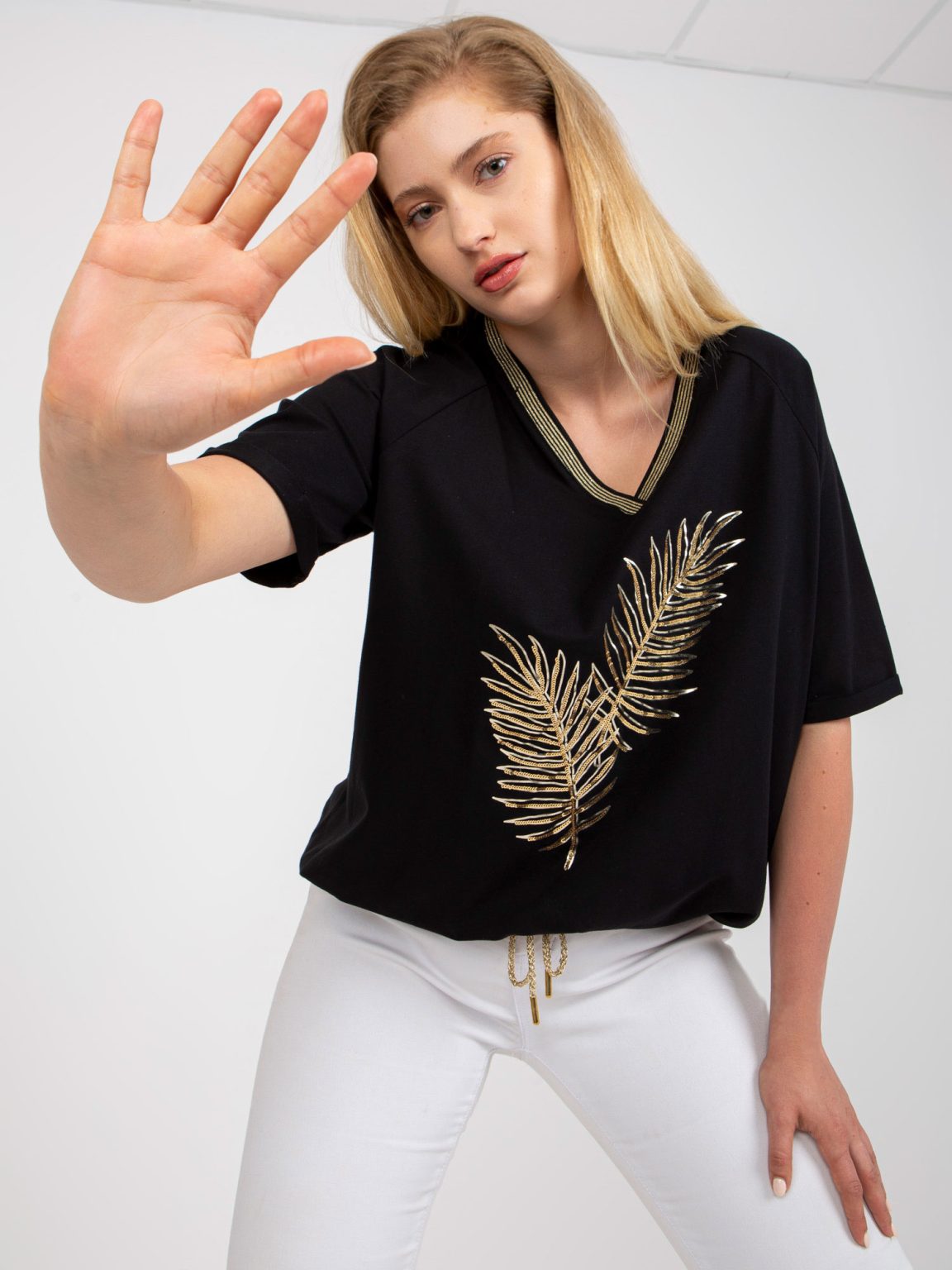 Hurtownia Czarna bawełniana bluzka plus size ze złotą aplikacją