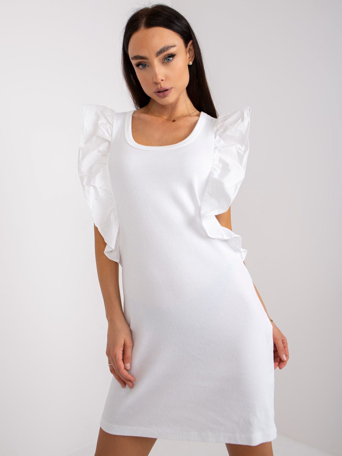 Hurtownia Biała prążkowana mini sukienka z falbankami