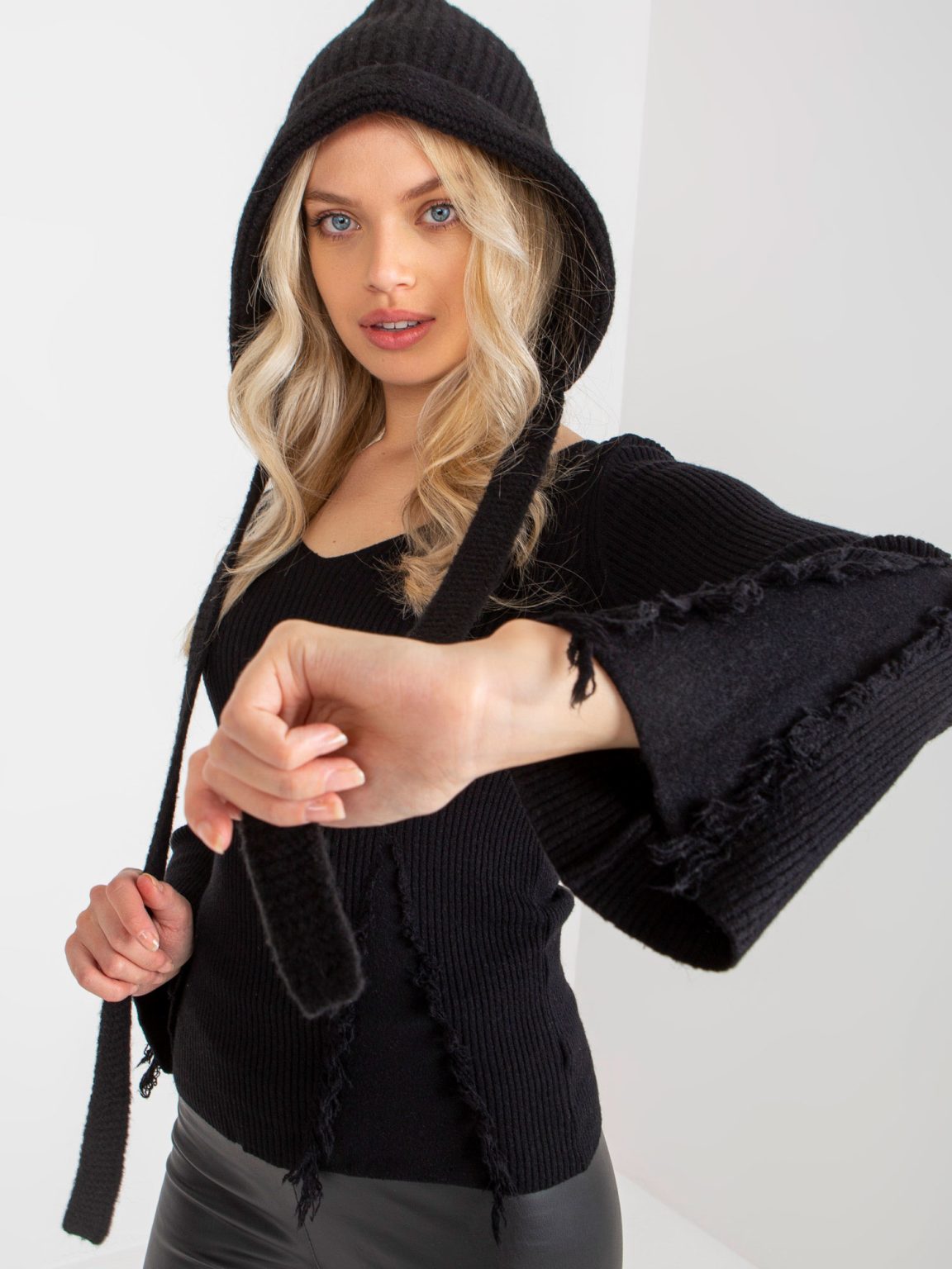 Hurtownia Czarny prążkowany sweter klasyczny z rozkloszowanymi rękawami
