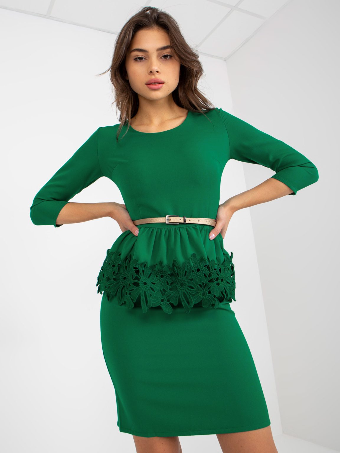 Hurtownia Zielona dopasowana sukienka koktajlowa z baskinką i paskiem