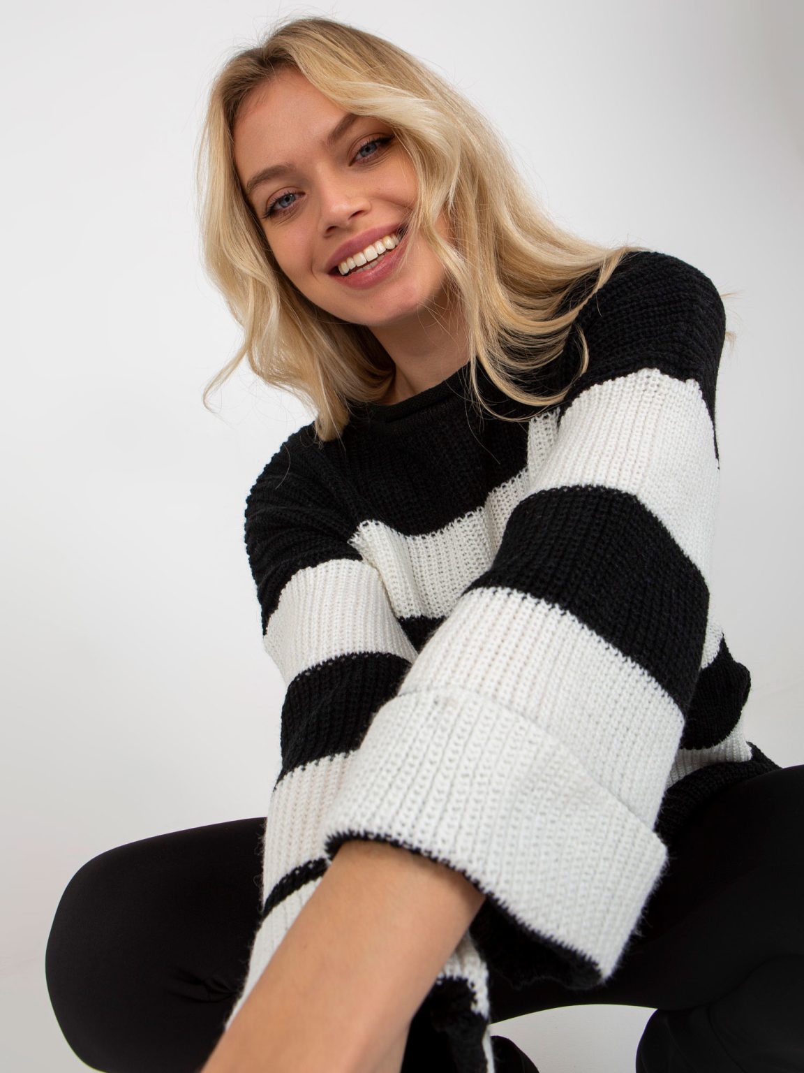 Hurtownia Czarno-ecru damski sweter oversize z dodatkiem wełny
