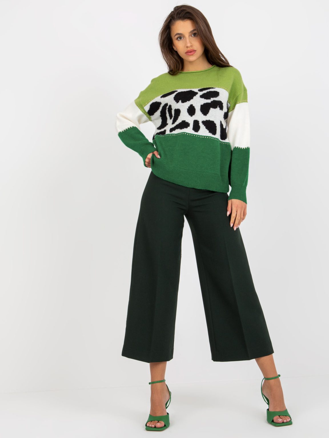 Hurtownia Zielony luźny sweter klasyczny z błyszczącą nitką