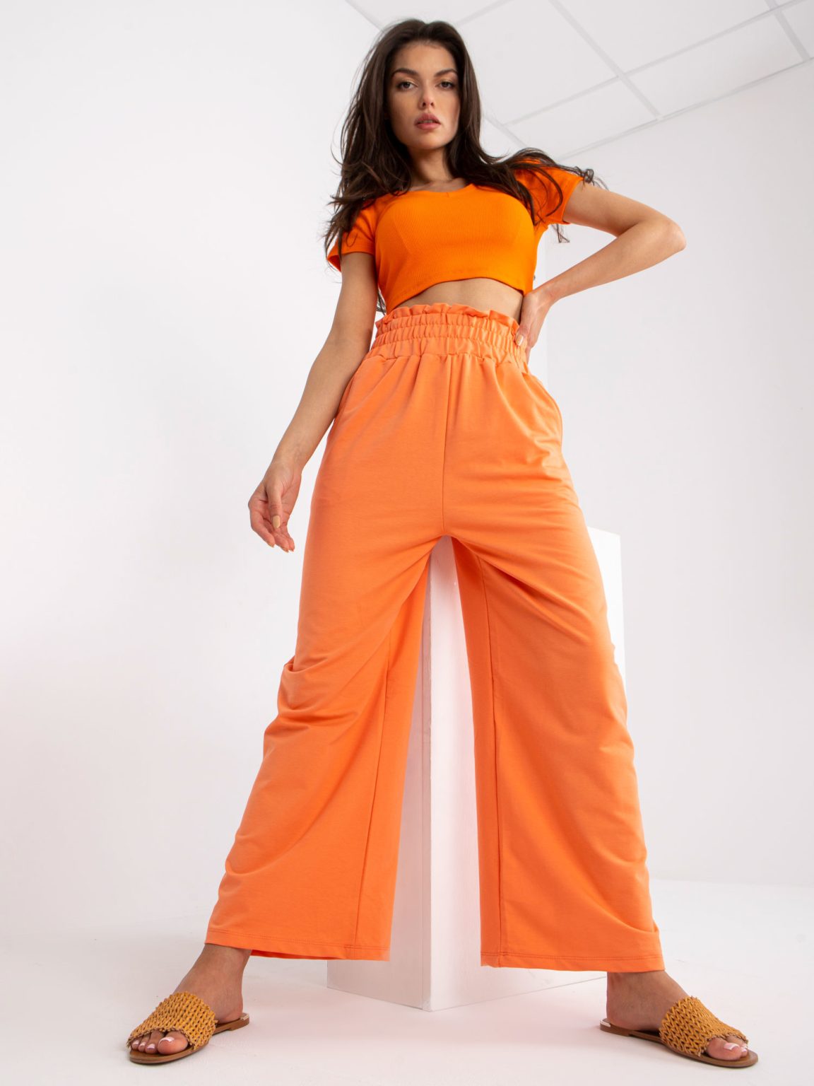 Hurtownia Pomarańczowe dresowe spodnie basic z kieszeniami