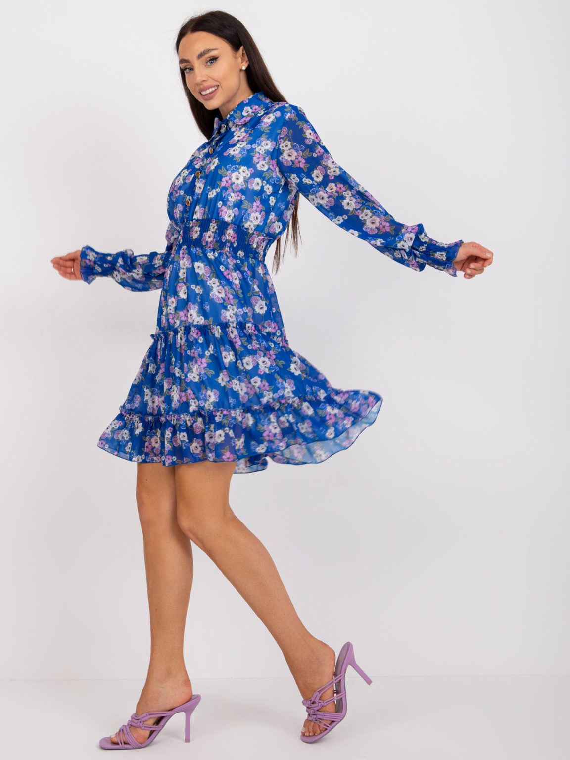 Hurtownia Ciemnoniebieska sukienka z printami z falbaną