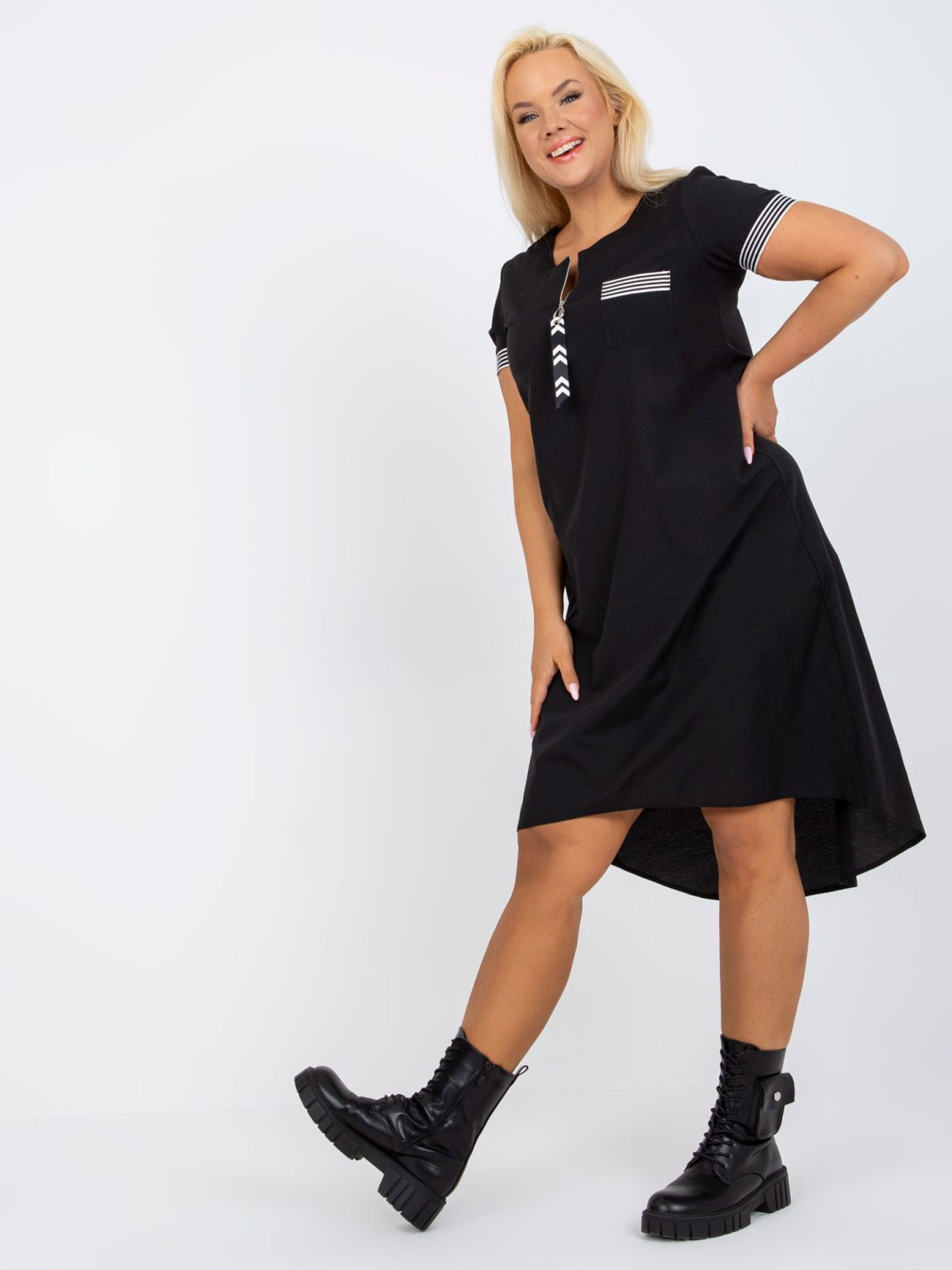 Hurtownia Czarna bawełniana sukienka plus size z krótkim rękawem