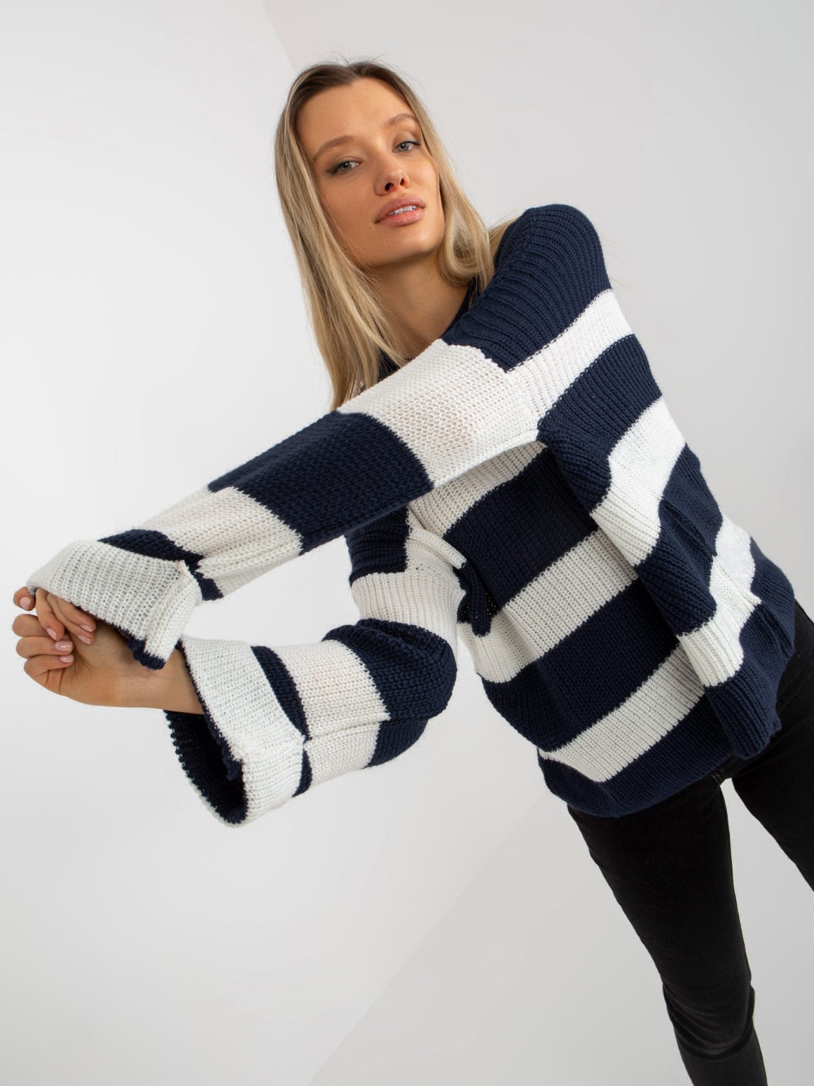 Hurtownia Granatowo-ecru damski sweter oversize z okrągłym dekoltem