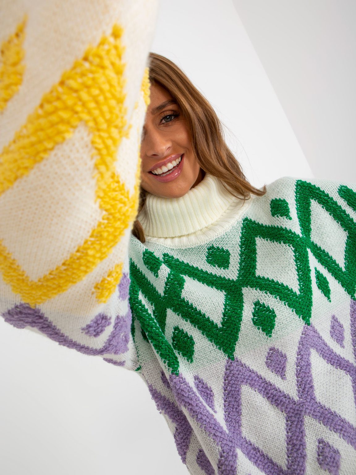 Hurtownia Ecru sweter oversize z golfem w kolorowe wzory