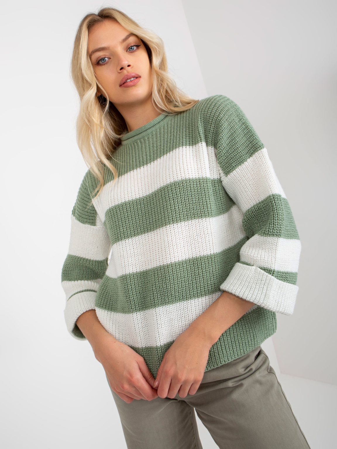 Hurtownia Pistacjowo-ecru damski sweter oversize w paski