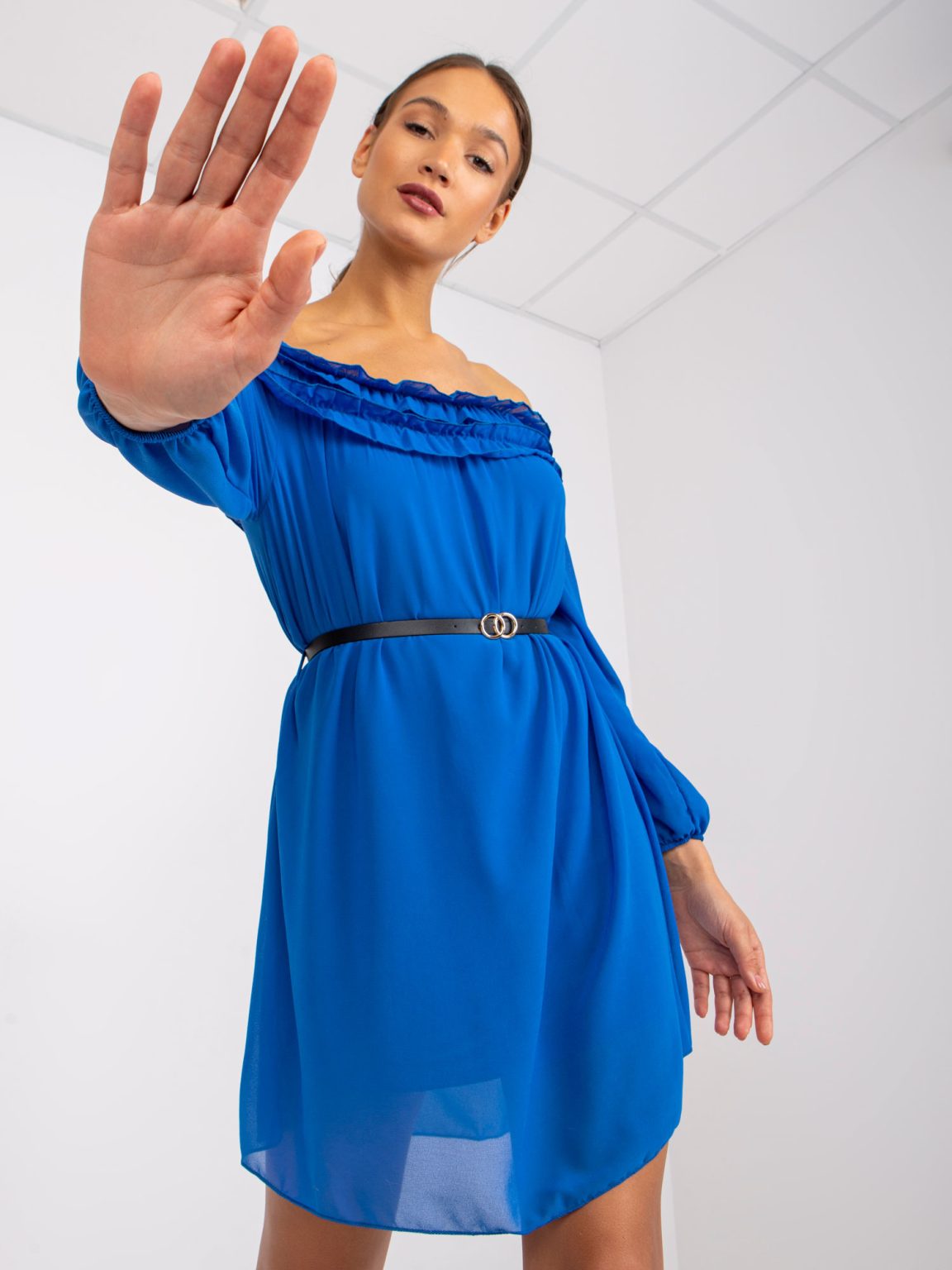 Hurtownia Ciemnoniebieska sukienka z odkrytymi ramionami Ameline