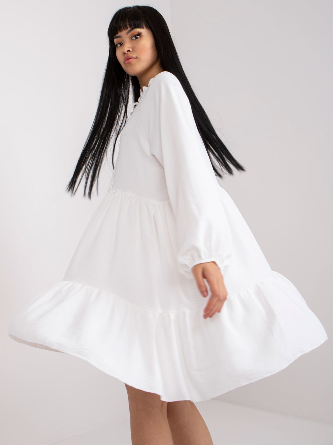 Hurtownia Biała sukienka z falbaną i wiązanym dekoltem