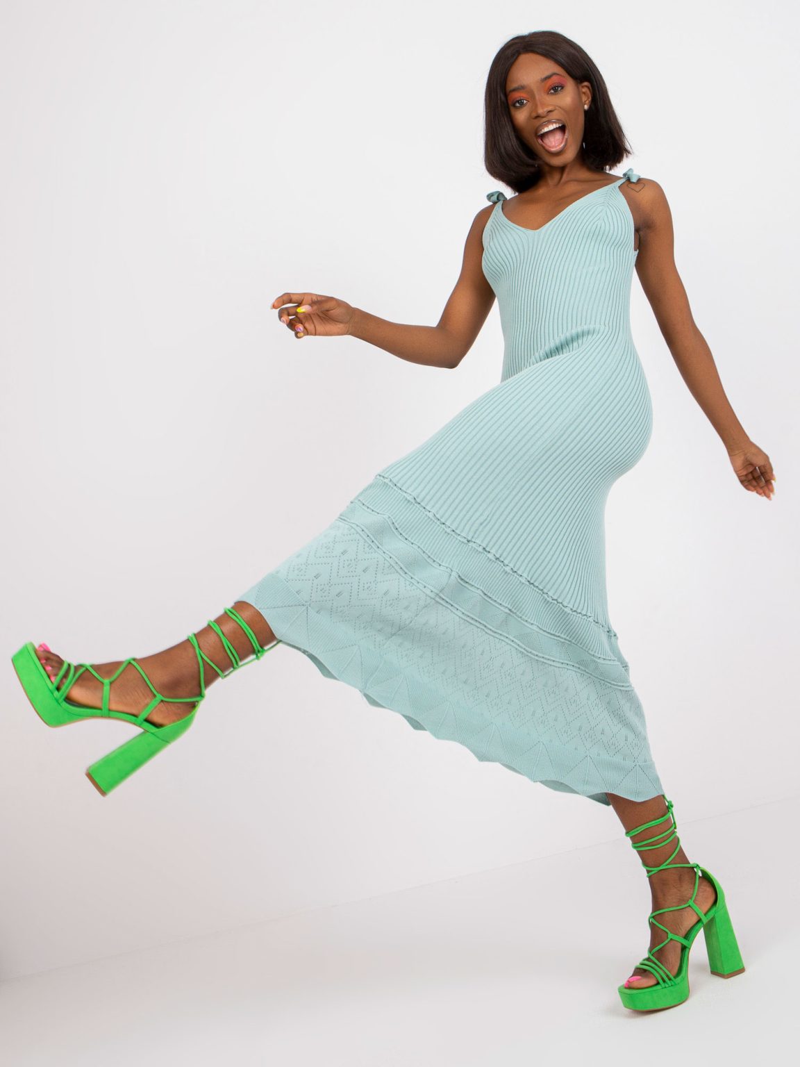 Hurtownia Zielona prążkowana sukienka na co dzień z wiskozy