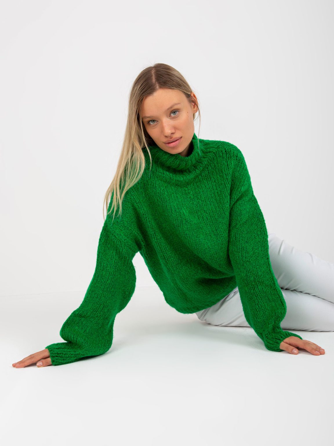 Hurtownia Zielony luźny sweter z golfem i długim rękawem Ariana RUE PARIS