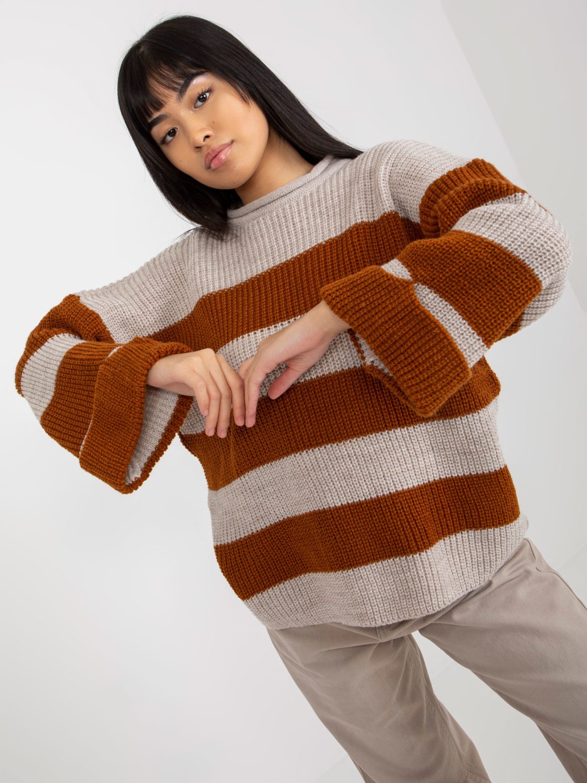 Hurtownia Jasnobrązowo-beżowy damski sweter oversize w paski