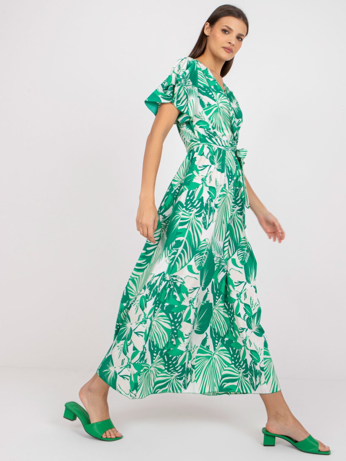 Hurtownia Biało-zielona kopertowa sukienka z printami i wiązaniem