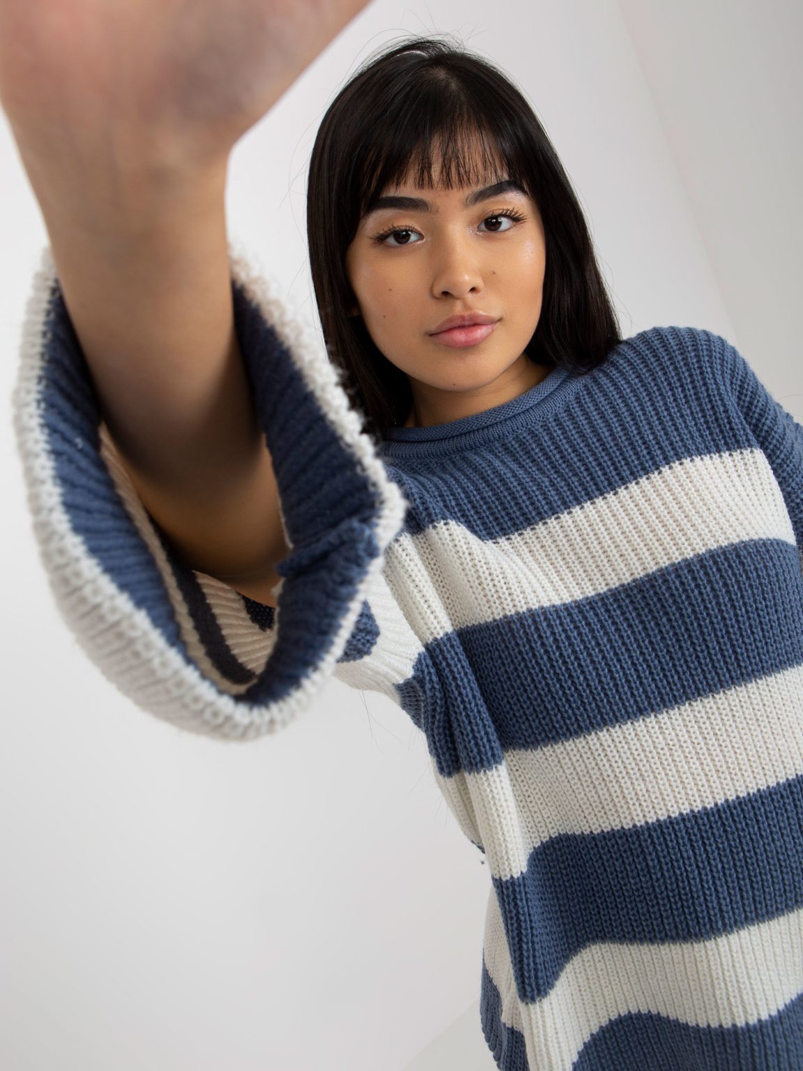 Hurtownia Niebiesko-ecru damski sweter oversize z dodatkiem wełny