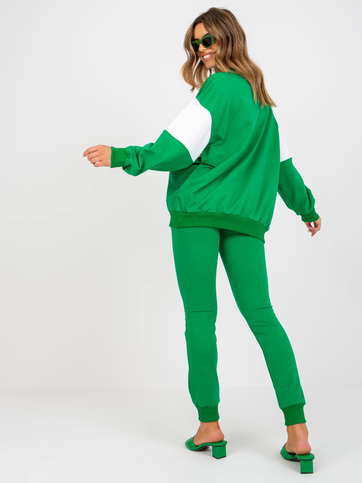 Hurtownia Zielono-biały dwuczęściowy komplet dresowy ze spodniami