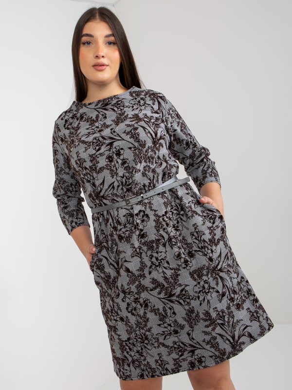 Hurtownia Brązowa elegancka sukienka plus size w welurowe wzory