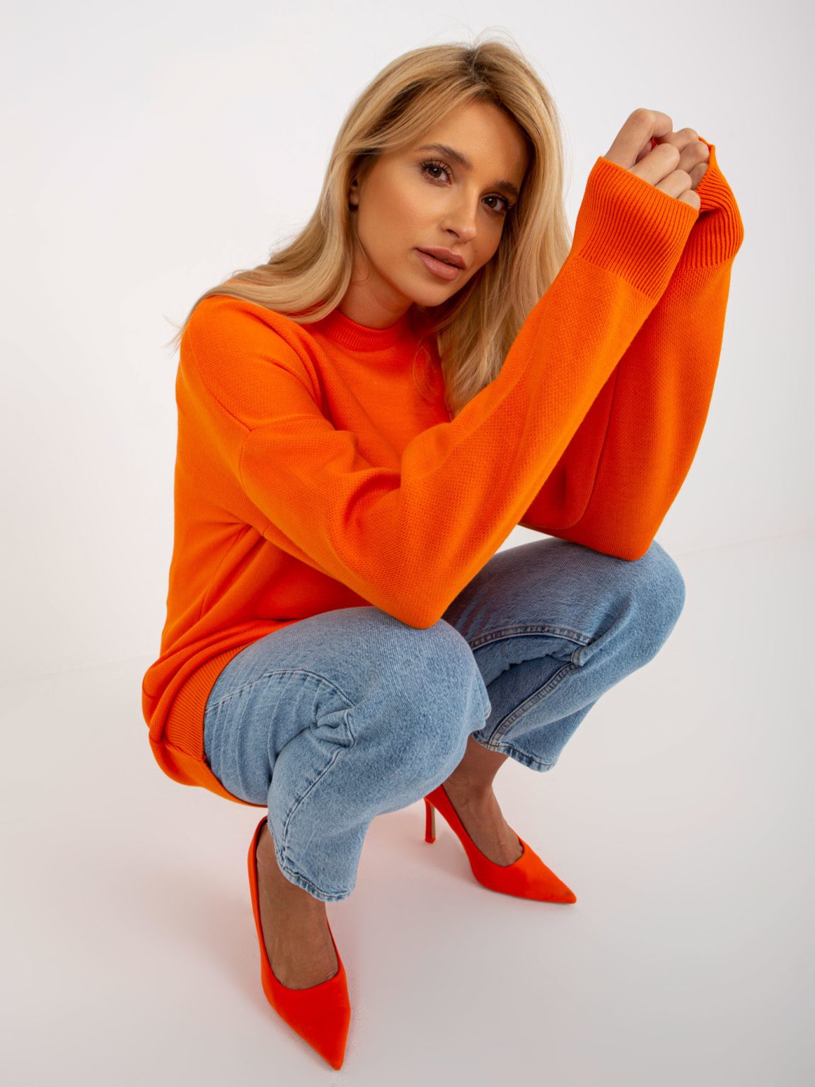Hurtownia Pomarańczowy damski sweter oversize z długim rękawem