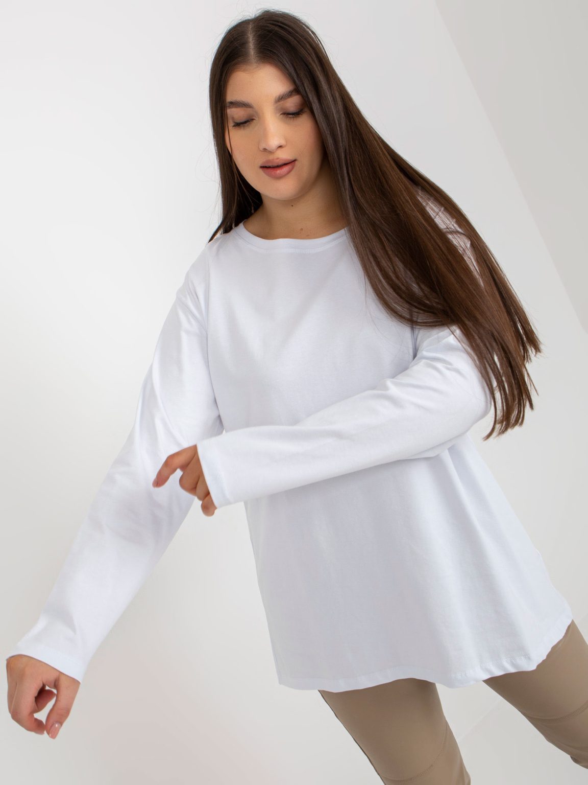 Hurtownia Biała bluzka plus size basic z okrągłym dekoltem