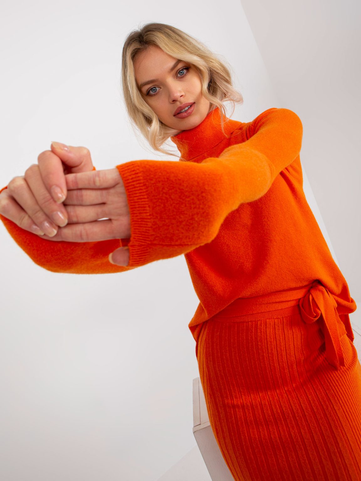 Hurtownia Pomarańczowy gładki sweter z golfem z wiskozą