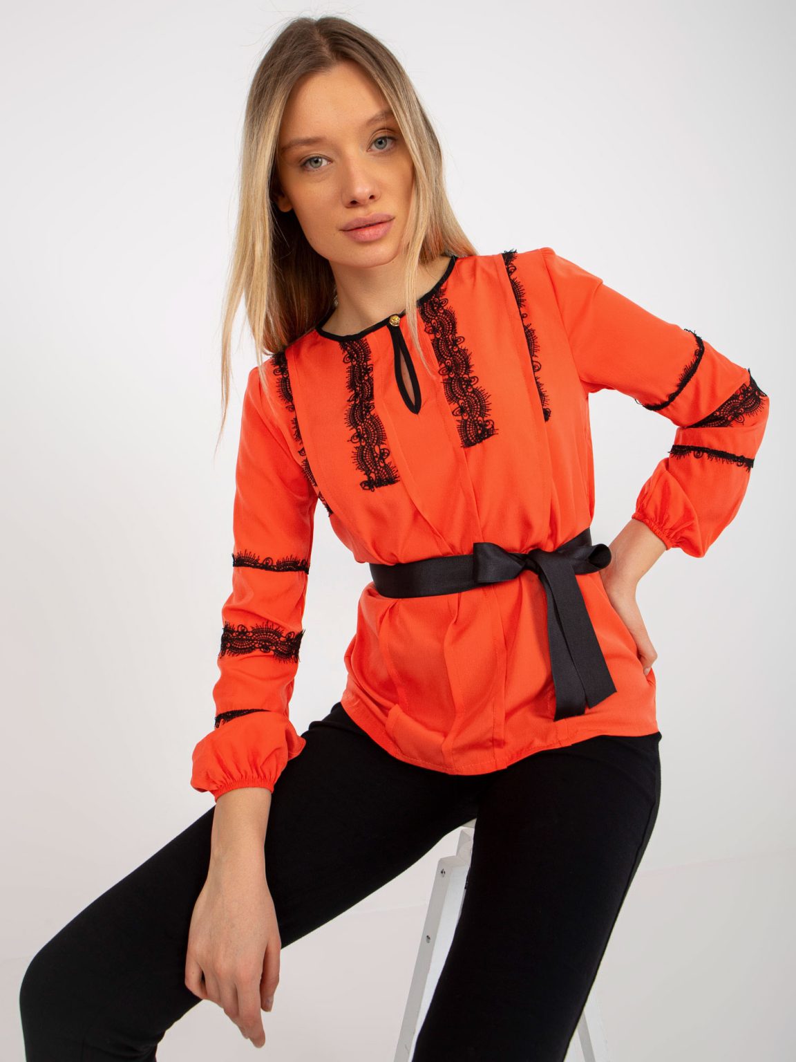 Hurtownia Pomarańczowa damska bluzka wizytowa z paskiem wiązanym