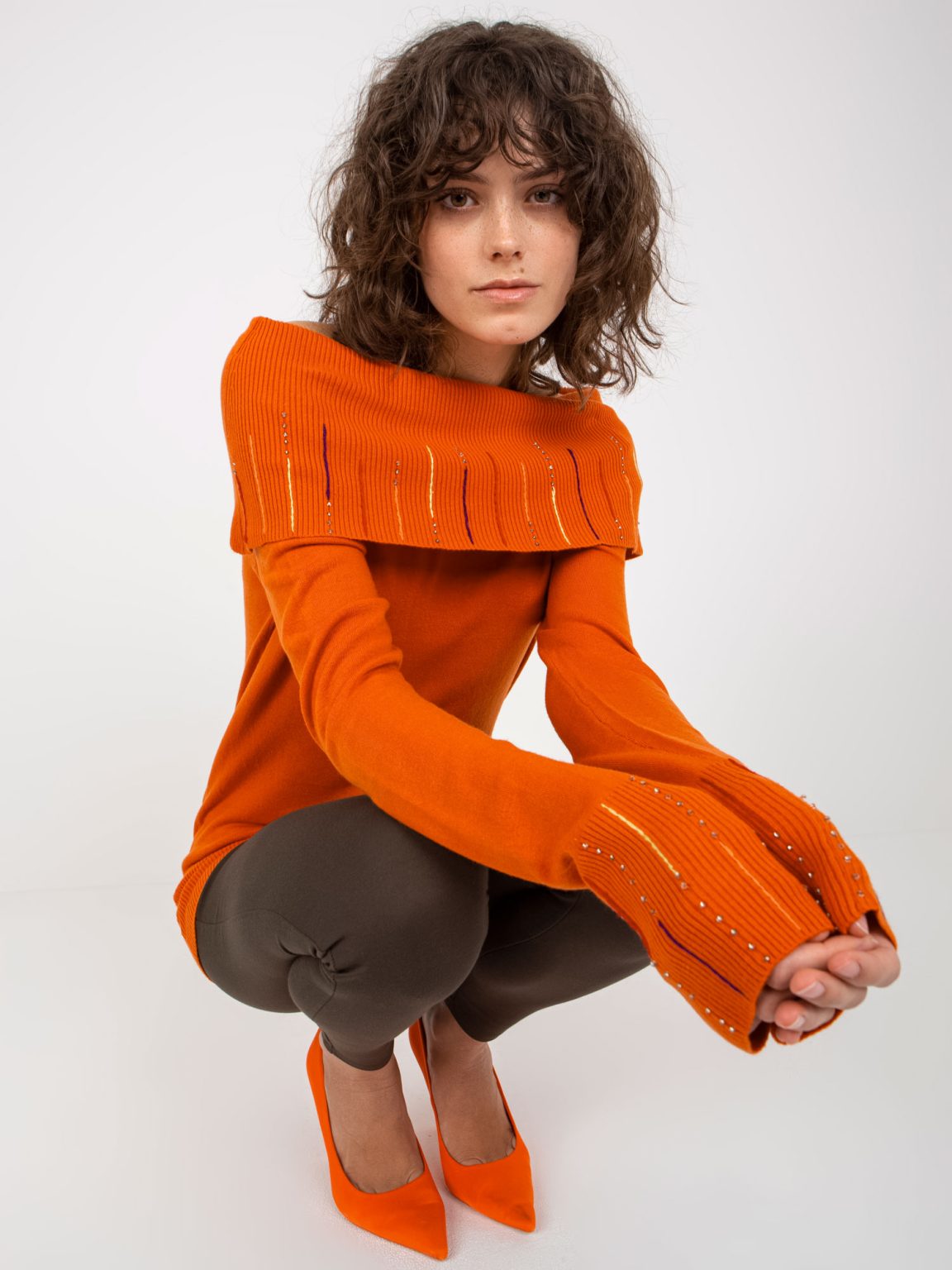 Hurtownia Pomarańczowy sweter z odkrytymi ramionami i aplikacją