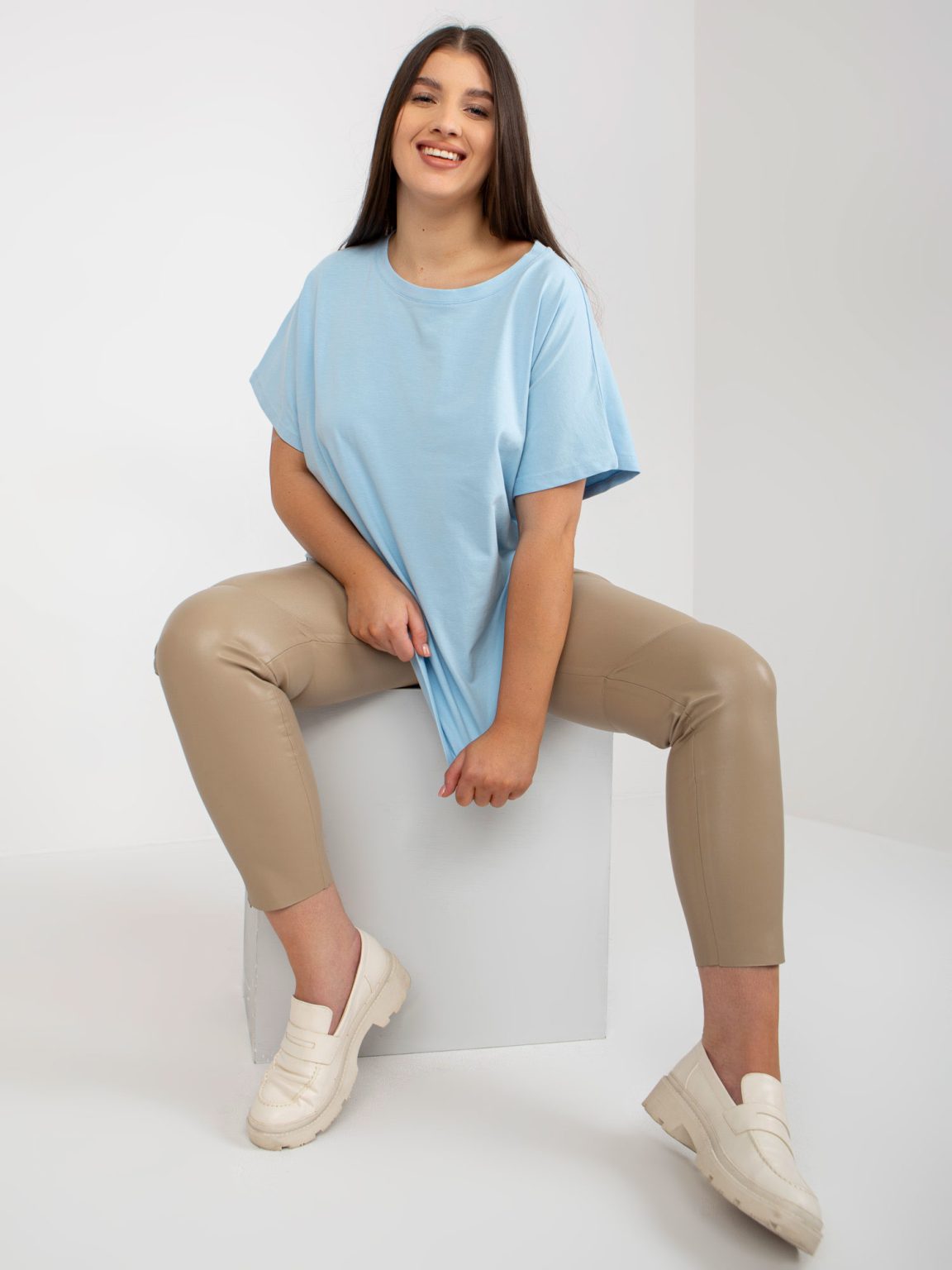 Hurtownia Jasnoniebieski t-shirt plus size basic z krótkim rękawem