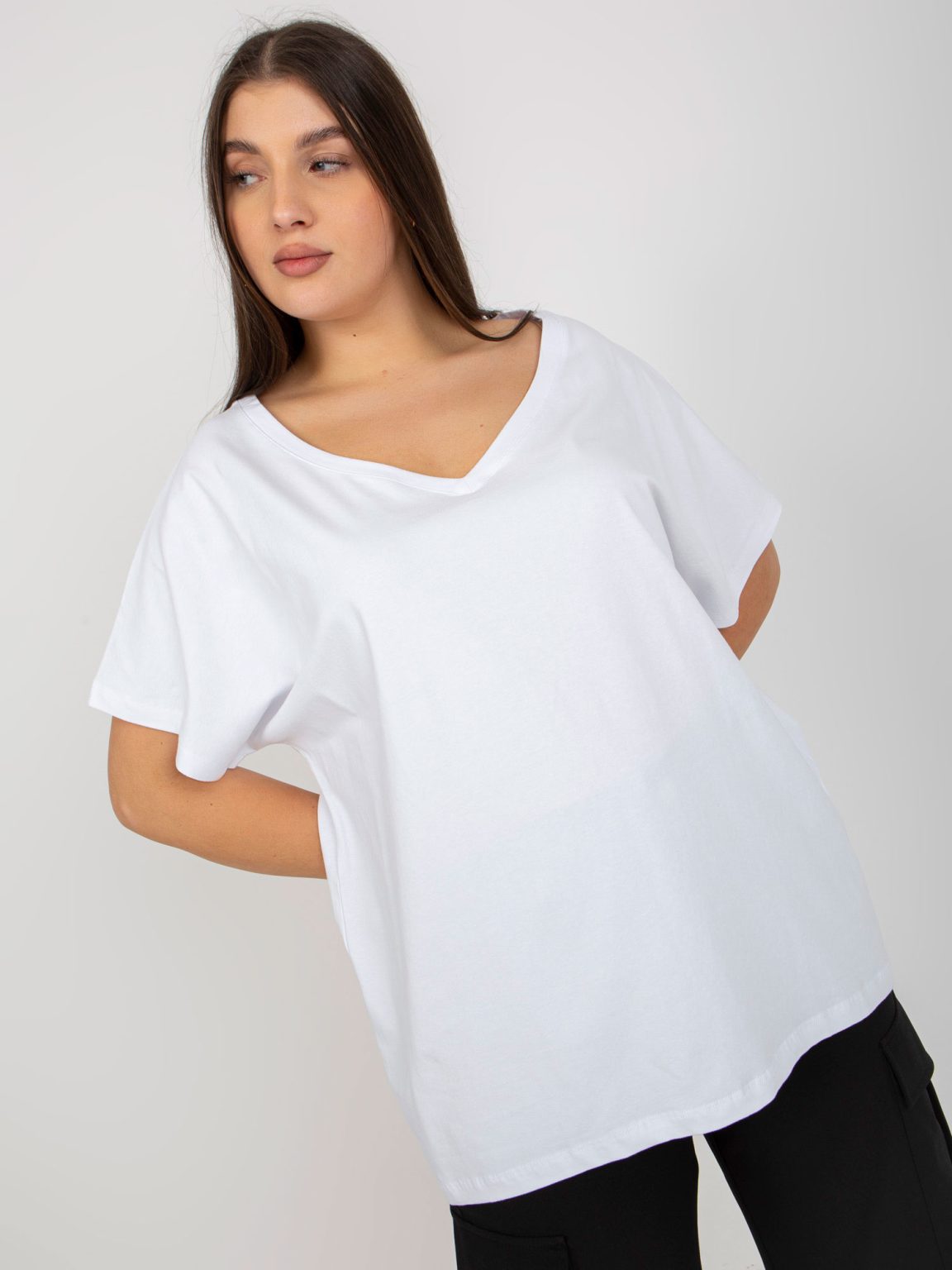 Hurtownia Biały damski t-shirt plus size basic z bawełny
