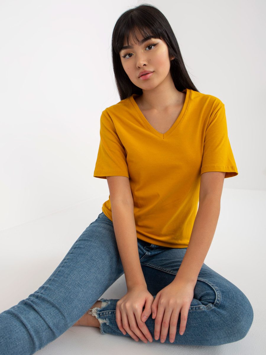 Hurtownia Ciemnożółty damski t-shirt basic z dekoltem w serek