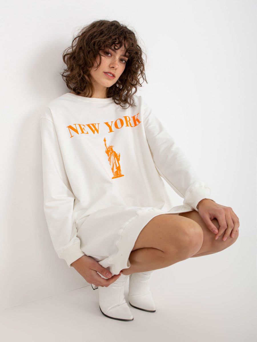 Hurtownia Ecru-pomarańczowa długa bluza oversize z napisem