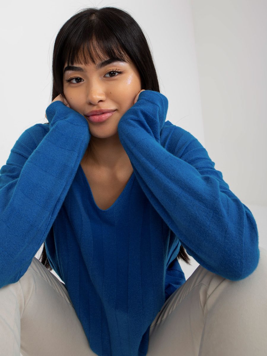 Hurtownia Ciemnoniebieski prążkowany sweter klasyczny z dekoltem V