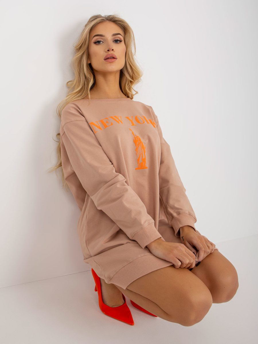 Hurtownia Beżowo-pomarańczowa długa bluza oversize z napisem