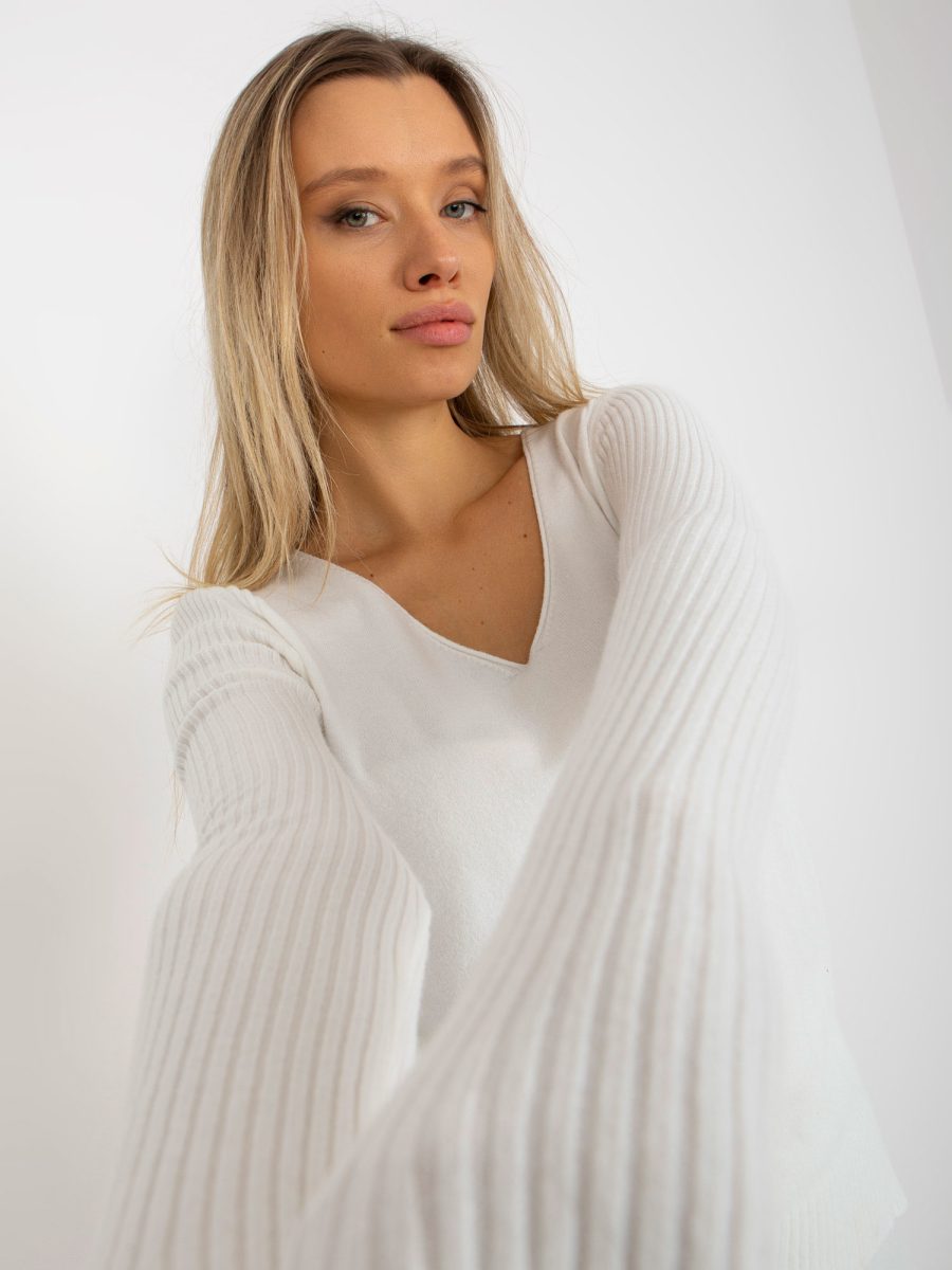 Hurtownia Ecru damski sweter klasyczny z dekoltem w serek