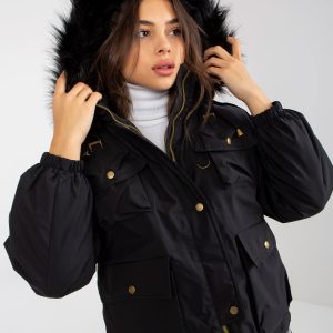 Großhandel Schwarze Winter-Daunenjacke mit Fell an der Kapuze