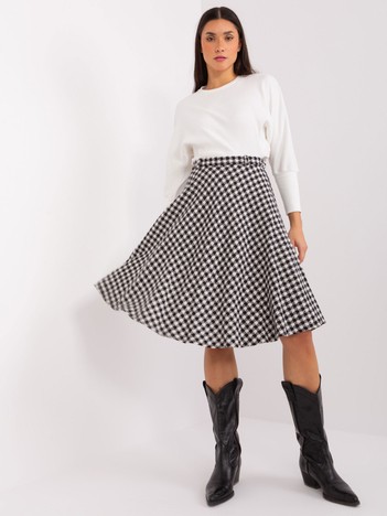 White and black knitted skirt with wool