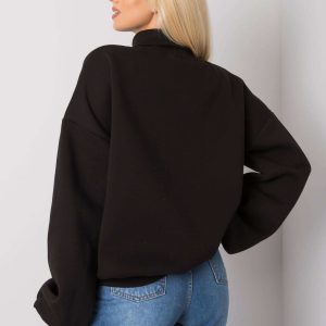 Kelly's black oversized sweatshirt